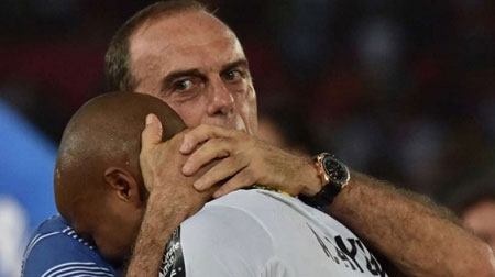 Archives: Coach of the Ghana Black Stars – Avram Grant consoles Andre Ayew following the defeat of the Black Stars in the finals of the 2015 AFCON tournament by the Ivorian national team.